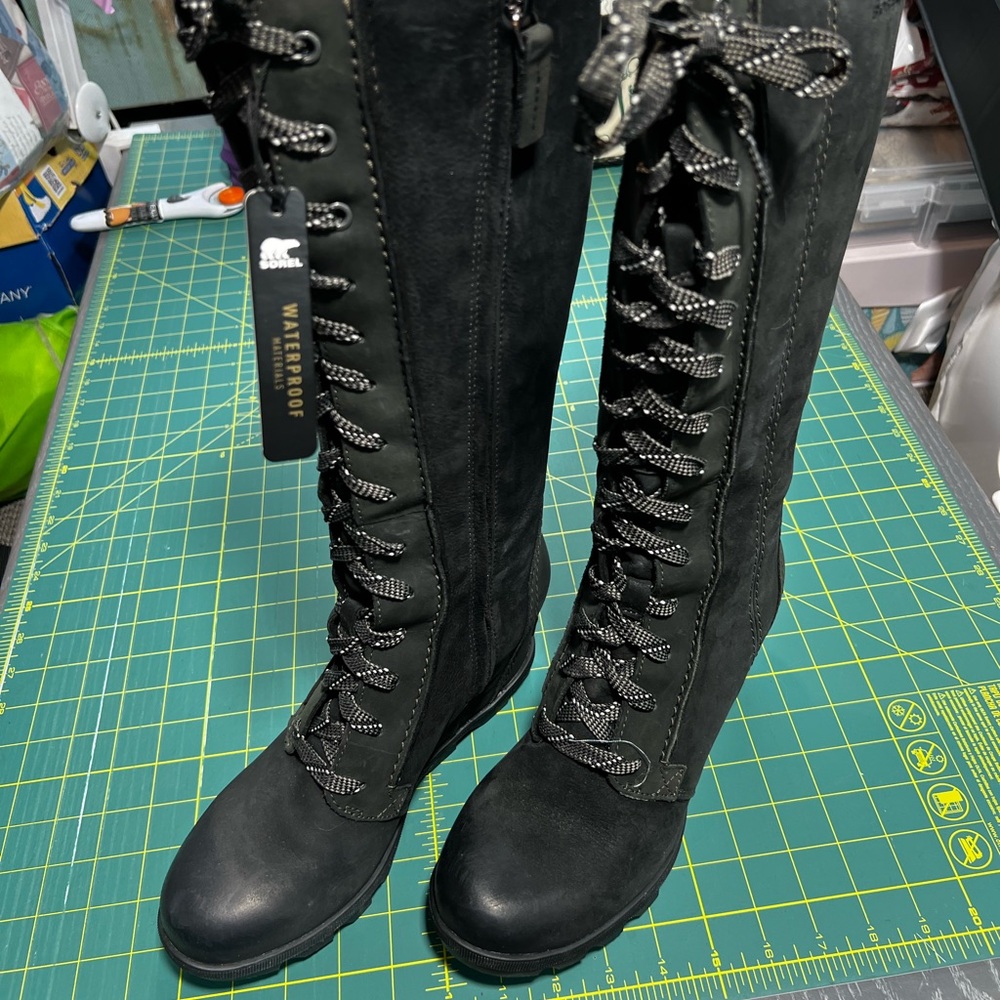 Sorel Black Textured heeled full lace up boots.